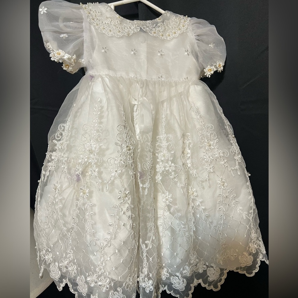 Elegant White Lace Baby Dress

christing gown 

Size 2 yers - Picture 9 of 9